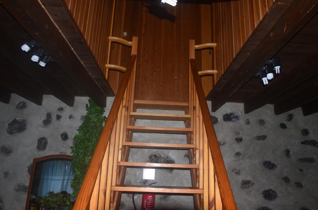 מוסטיירוס Join Our Relaxed House Near The Beach - Mosteiros מראה חיצוני תמונה
