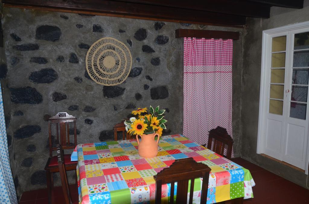 מוסטיירוס Join Our Relaxed House Near The Beach - Mosteiros מראה חיצוני תמונה