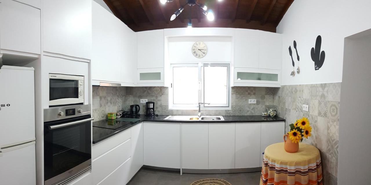 מוסטיירוס Join Our Relaxed House Near The Beach - Mosteiros מראה חיצוני תמונה