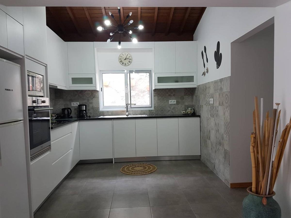 מוסטיירוס Join Our Relaxed House Near The Beach - Mosteiros מראה חיצוני תמונה