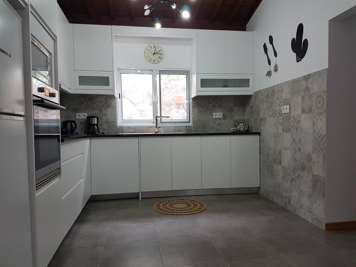 מוסטיירוס Join Our Relaxed House Near The Beach - Mosteiros מראה חיצוני תמונה