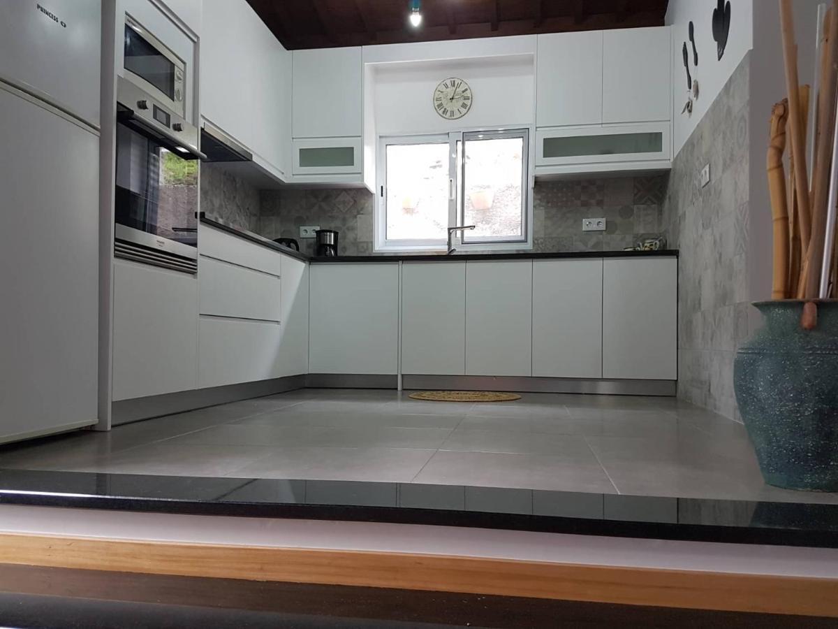 מוסטיירוס Join Our Relaxed House Near The Beach - Mosteiros מראה חיצוני תמונה